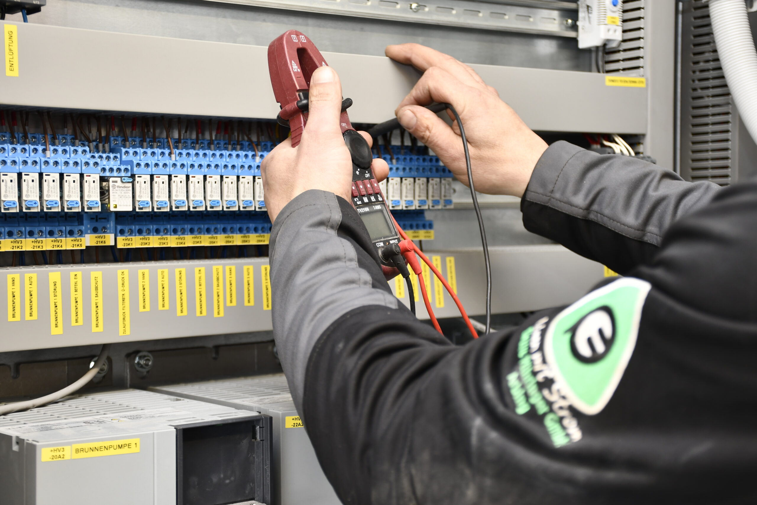 Elektrotechniker/in